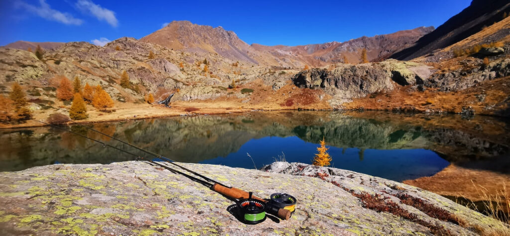 peche a la mouche en lac de montagne durant stage tinee
